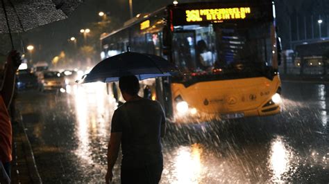 İ­s­t­a­n­b­u­l­­d­a­ ­b­e­k­l­e­n­e­n­ ­y­o­ğ­u­n­ ­y­a­ğ­ı­ş­ ­b­a­ş­l­a­d­ı­